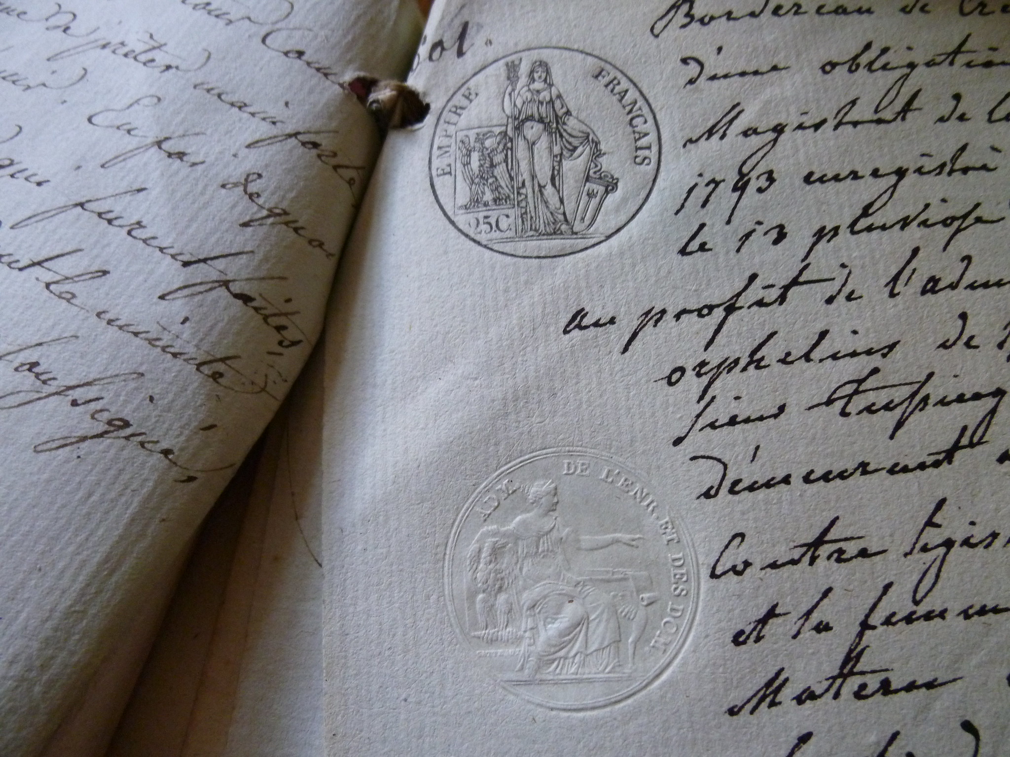 ¿Qué documentos debo presentar al Notario para realizar la compraventa de una propiedad?