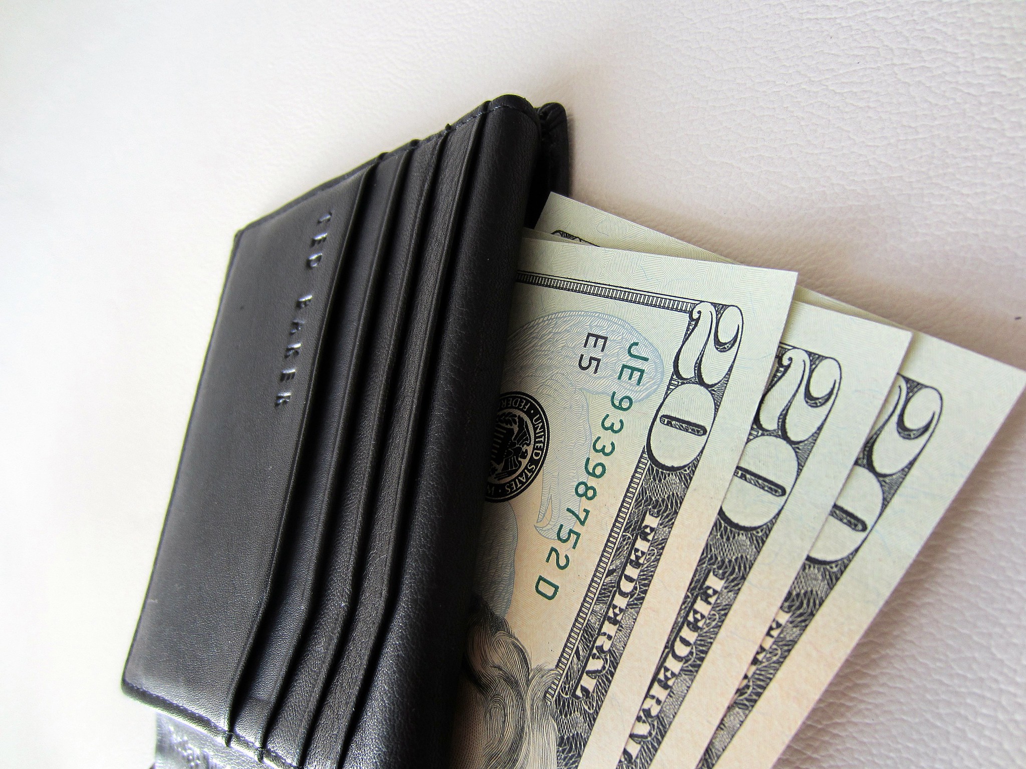 ¿Qué hay respecto a los gastos de compraventa de una propiedad?